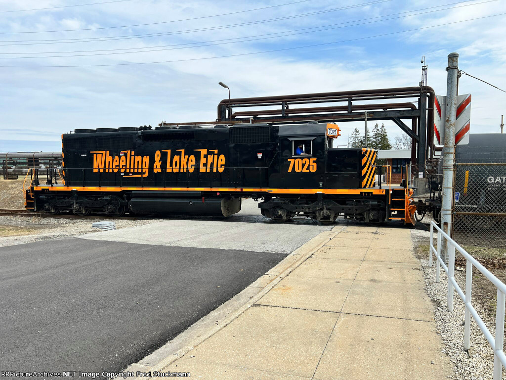 WE 7025 has left the 7006 in a safe place and works the Metro alone.